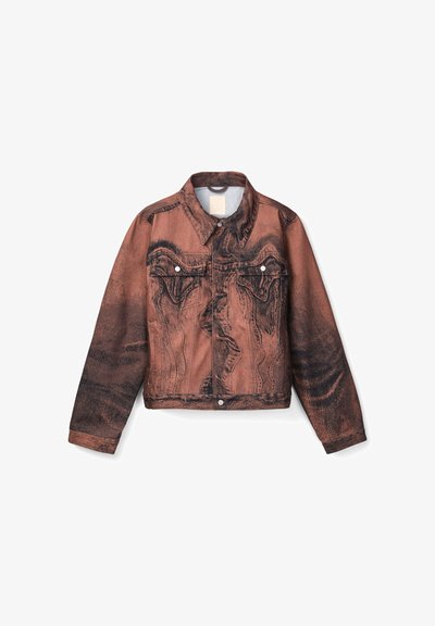 Chaqueta de mezclilla marrón y negra con efecto ácido, con bolsillos en el pecho con botones, cuello y mangas largas, dispuesta plana sobre un fondo blanco.