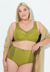 Brasiletta verde oliva con dettagli in rete e un fiocco, abbinata a slip verde oliva a vita alta e texturizzati. Tessuto morbido, design fluido.