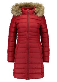 Röd puffjacka med huva i faux päls, quiltat mönster, dragkedja framtill och sidfickor. Mjuk textur med ett varmt utseende.