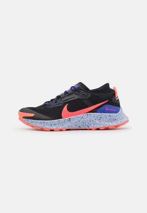 Sort og koralfarvet Nike trail løbesko med plettet grå sål, lilla og blå accenter og Gore-Tex branding på hælen.