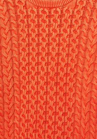 Tissu tricoté orange avec un motif en maille torsadée texturée comprenant des dessins de tresses verticales et en boucle.