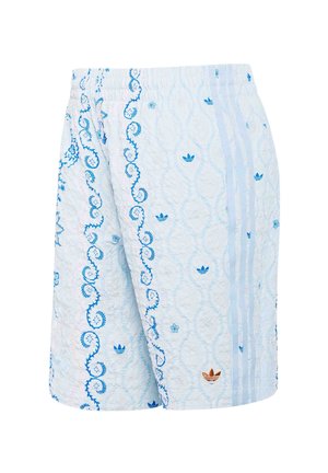 Shorts à motifs bleu clair et blanc avec une taille élastique, arborant des dessins floraux bleus et des volutes ainsi que trois rayures verticales bleu clair sur le côté.