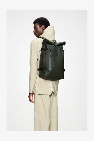 Sötétzöld, vízálló anyagból készült roll-top hátizsák. Állítható pántokkal, oldalsó cipzáras zsebbel és letisztult, minimalista dizájnnal rendelkezik.