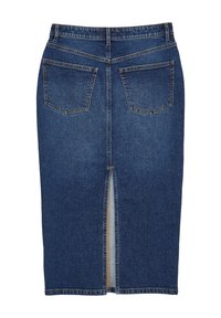 Jupe crayon en jean de couleur bleu foncé. Dotée de poches au dos, d'une fente sur le devant et de surpiqûres orange. Texture lisse avec des éléments de design classiques.