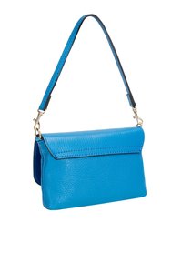 Blå læder clutch med en tekstureret overflade, der har en fold-over flap og en aftagelig rem, accentueret med sølvhardware.