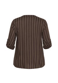 Bruine gestreepte blouse met driekwartmouwen en opgerolde manchetten. Zachte stof met verticale strepen in een lichtere tint. Ronde halslijn.