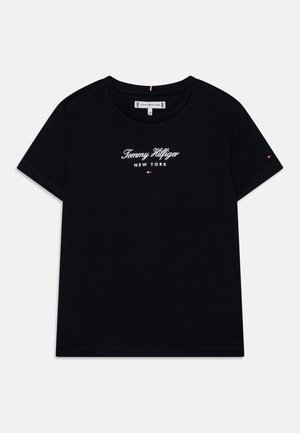 T-shirt noir à manches courtes avec le texte "Tommy Hilfiger New York" et un petit logo Tommy Hilfiger rouge, blanc et bleu sur la poitrine et la manche.