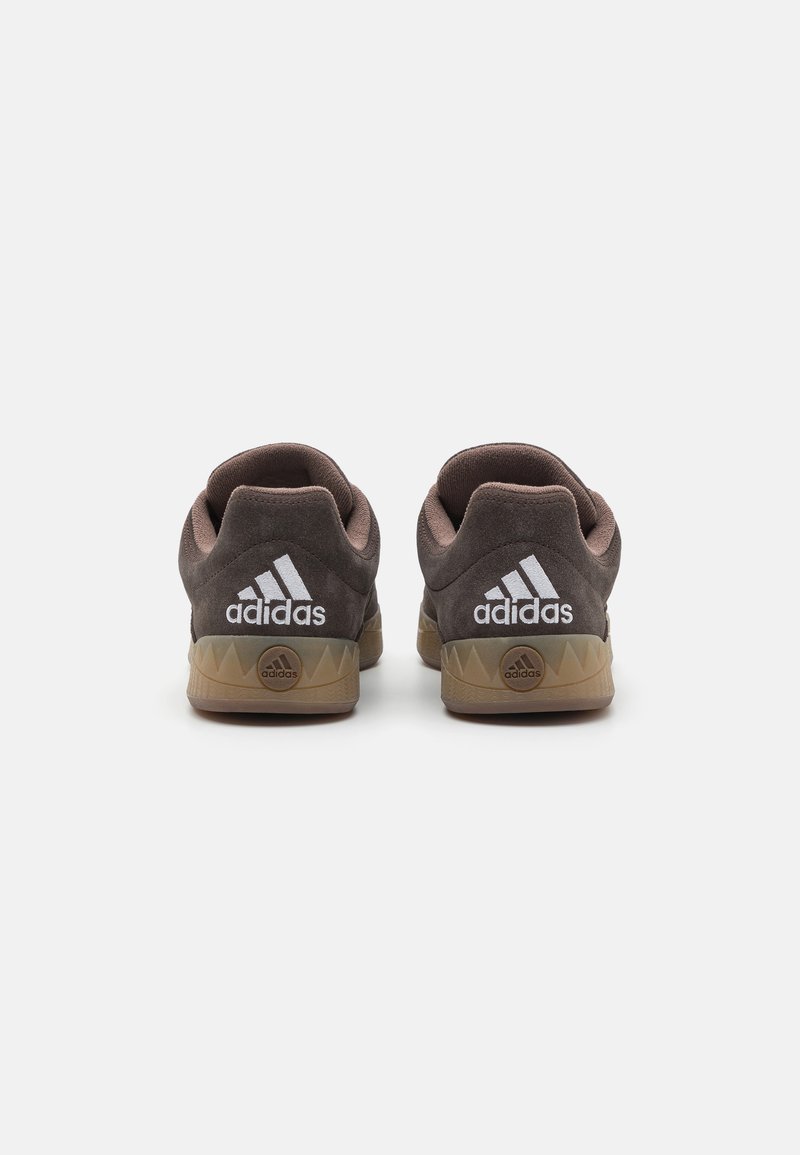 adidas Originals ADIMATIC UNISEX - Skate shoes - dark brown/footwear  white/earth strata/dark brown - Zalando.co.uk