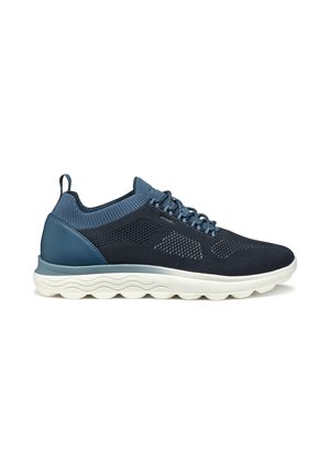 Zapatillas de malla de color marino con un upper texturizado, detalles en azul claro y una suela blanca gruesa con un patrón de olas para mayor comodidad y soporte.