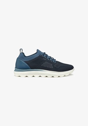 Sneakers in rete blu navy con una tomaia testurizzata, dettagli blu chiaro e una suola bianca spessa con un motivo a onde per comfort e supporto.