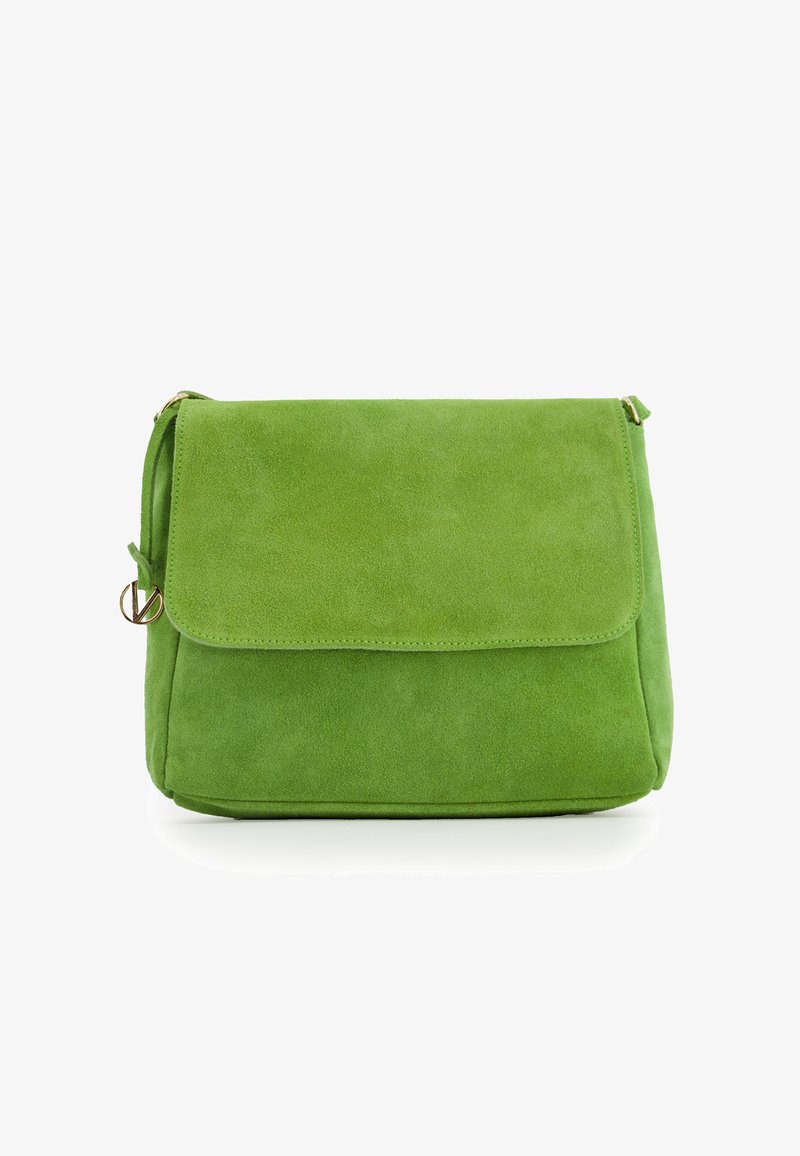 Grøn suedette crossover taske med klaplukning, hardware i guld-tone og syddede detaljer. Glat tekstur, rektangulær form og kompakt størrelse.