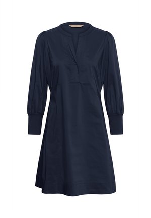 Rochie bleumarin cu strălucire ușoară, mâneci lungi bufante, decolteu fără guler, detaliu cu nasturi și tiv evazat. Textură netedă a țesăturii.