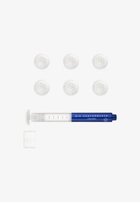 Stylo de traitement blanc avec des accents bleus étiqueté "BIO-PERFORMANCE", accompagné de six têtes d'applicateur circulaires transparentes avec des surfaces texturées.