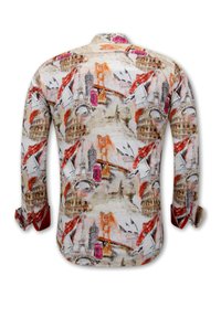 Herenoverhemd met een stadsgezichtsprint waarop oranje, rode en bruine herkenningspunten op een witte achtergrond te zien zijn. Lange mouwen met contrasterende manchetten.