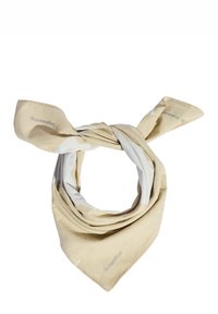 Bufanda beige y blanca con un patrón, fabricada con tela suave, mostrada en forma de lazo con extremos puntiagudos. Presenta una marca sutil a lo largo del borde.