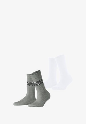 Zwei Paar Socken: Ein graues Paar mit strukturiertem Stoff und einem schwarzen gemusterten Bündchen, und ein schlichtes weißes Paar mit Rippen.