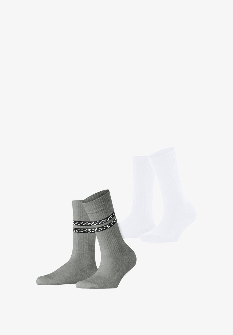 Deux paires de chaussettes : une paire grise avec un tissu texturé et une bande noire à motifs, et une paire blanche lisse à côtes.