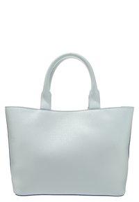 Biała syntetyczna torba na ramię o gładkiej fakturze, zaokrąglonych uchwytach i kontrastującym niebieskim wykończeniu wzdłuż brzegów. Prostokątny kształt, bez wzorów.