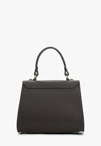 Brązowa skórzana torebka o strukturalnym kształcie, z górną rączką i widocznym przeszyciem. Posiada gładką teksturę i metalowe akcenty.