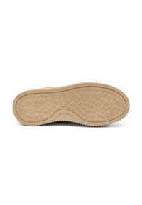 Suela de zapato de goma con una superficie texturada y con patrones. Color predominantemente marrón claro, con bordes redondeados y detalles de agarre.