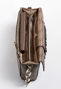 Sac à main marron et or avec une surface texturée, fermeture éclair, deux compartiments intérieurs et une bandoulière en chaîne dorée. Doublé de tissu crème avec un motif logo.