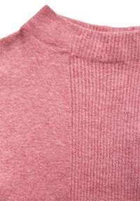 Gebreide pullover in lichtroze, met een hoge halslijn, een gladde textuur en een geribbelde sectie voor extra visuele contrast.