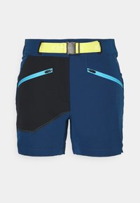 Pantalones cortos azules y negros con un cinturón amarillo. Cuenta con dos bolsillos con cremallera con acentos azules y costuras de contraste en el material.
