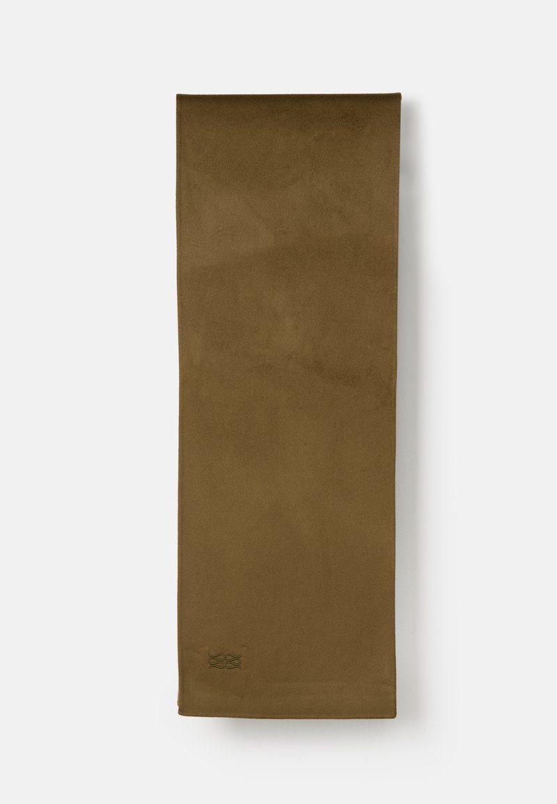 Rektangulær olivengrønn sjal med en liten brodert logo nær ett hjørne, vist flatt på en hvit bakgrunn.