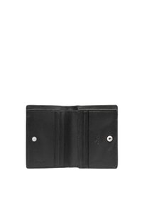 Billetera de cuero negro con superficie texturizada, que cuenta con tres ranuras para tarjetas y un cierre a presión. El interior es elegante y minimalista.