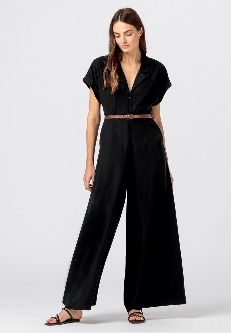 HALLHUBER MIT EXTRAWEITEN BEINEN UND REVERSKRAGEN Jumpsuit black