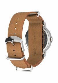 Pruun ehtne nahast Timexi käevõru hõbedast pandla ja nähtava roostevabast terasest kellatagusega.