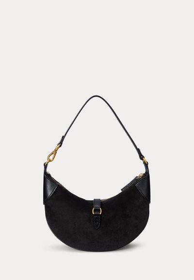 Mažas juodas pusmėnulio formos zomšinis rankinės su odine rankena ir aukso spalvos užtrauktuko bei užsegimo detalėmis.