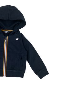 Felpa con zip color blu navy, con cappuccio, zip a righe colorate, tasche laterali e un piccolo logo sul lato sinistro del petto. Tessuto morbido.