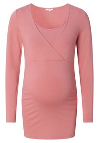 Bluzka ciążowa w miękkim różowym kolorze, z długimi rękawami, z dekoltem typu wrap oraz dopasowanym krojem, który pomieści rosnący brzuch.