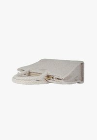 Pochette beige testurizzata con chiusura a zip, caratterizzata da una base arrotondata e due manici. Il materiale sembra morbido e simile alla lana.