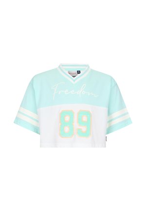 Lichtblauw en wit kortgeknipt shirt met korte mouwen, met de tekst "Freedom" en het nummer "89" aan de voorkant, voorzien van een V-hals.