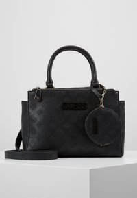 Sort faux læder håndtaske med prægede mønstre, dobbelte top-håndtag, aftagelig skulderrem og en rund nøglekædeaccessory.