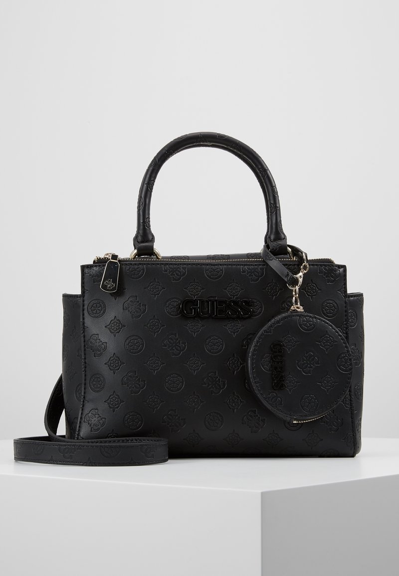 Sort faux læder håndtaske med prægede mønstre, dobbelte top-håndtag, aftagelig skulderrem og en rund nøglekædeaccessory.