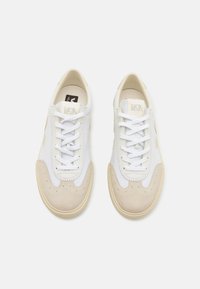Veja VOLLEY - Sporta apavi - white