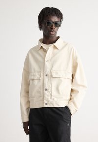 Calvin Klein Jeans - MINIMAL TRUCKER - Teksajakk - denim light Väikepilt 1