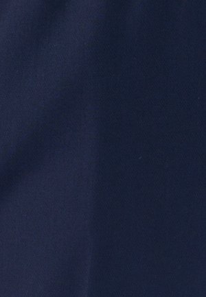 Tela de azul marino oscuro sólida con textura sutil y ligeras arrugas en la superficie.