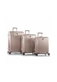 Tre valigie metalliche color oro rosa, di diverse dimensioni, con righe verticali, manici telescopici e quattro ruote per la mobilità.