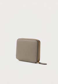 Billetera rectangular gris hecha de cuero suave con cremallera dorada y logo estampado en la parte frontal. Diseño compacto para una fácil portabilidad.