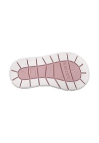 Vaaleanpunainen kumipohja, jossa on valkoinen pito kuvio. Keskipohjassa on kohokuvioitu "FLEXZONE" ja koko "18", jotka tarjoavat lisäpitoa ja joustavuutta.