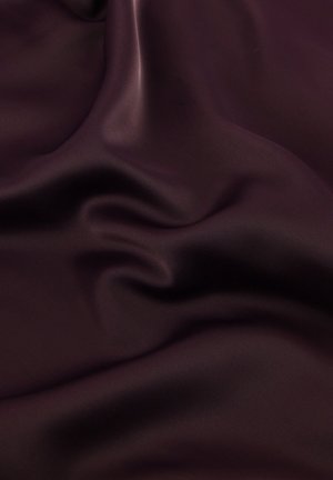 Bordeaux satin stof, glat tekstur, blød fald med blide bølger, let glans og ingen synlige mønstre eller accenter.