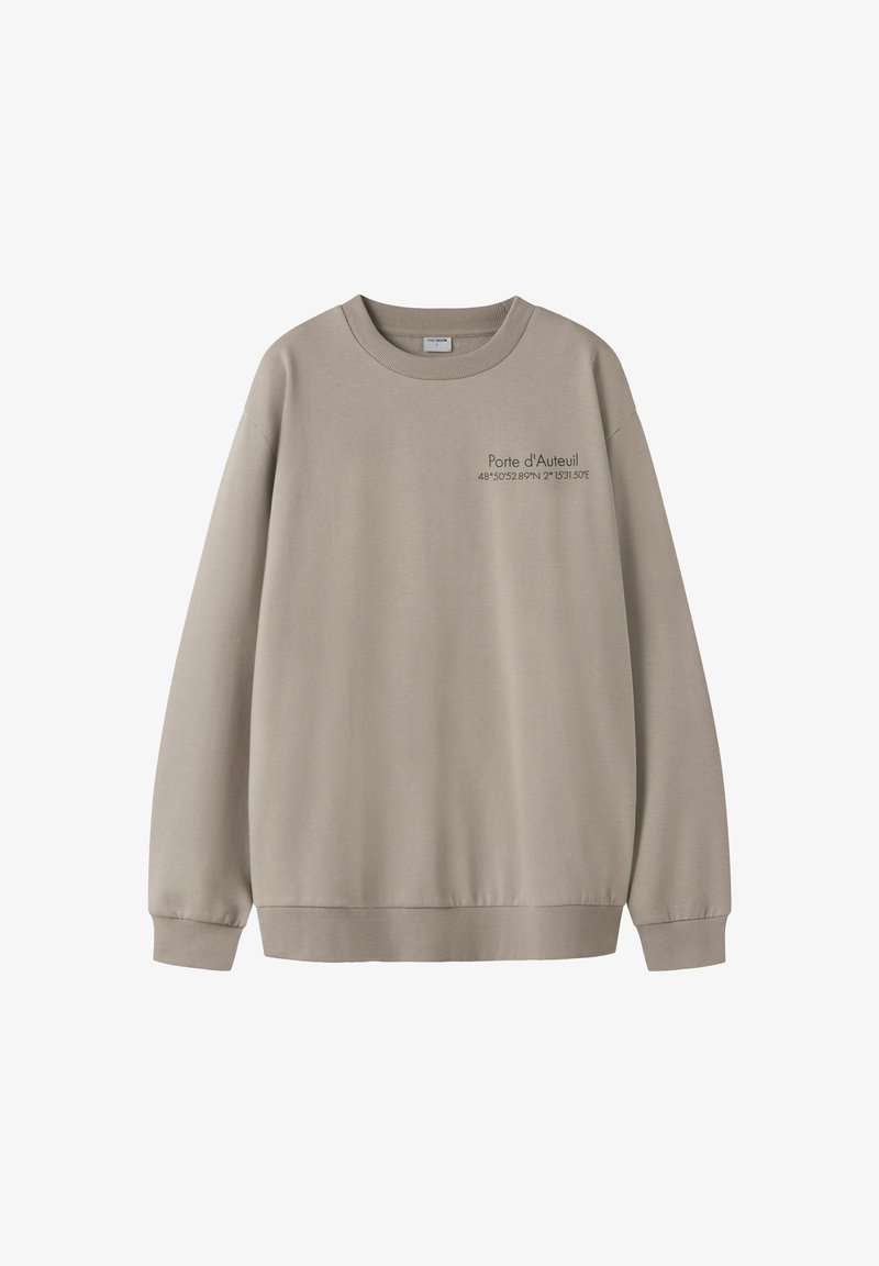 Beige sweatshirt med lange ærmer og rund halsudskæring. Tekst på fronten lyder "Porte d'Auteuil" med koordinater nedenunder. Blødt stof og ribstrikkede manchetter.
