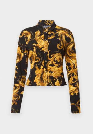 Camisa negra ajustada de manga larga con botones, con adornos dorados barrocos y patrones de texto "Versace Jeans Couture".
