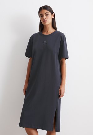 Mörkgrå bomull T-shirt klänning med korta ärmar, med rak passform och slits på sidan. Diskret "M OP" broderi vid bröstet.