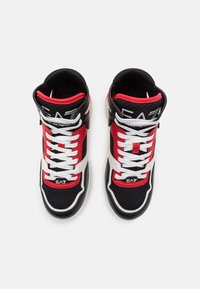 Wysokie trampki z czarną siateczkową cholewką, czerwonymi i białymi akcentami, białymi sznurówkami oraz wyraźnym logo EA7 na języku i boku.