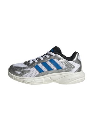 Biało-srebrne buty sportowe Adidas z niebieskimi paskami, czarnym językiem, białymi sznurówkami oraz amortyzowaną podeszwą z technologią Cloudfoam.